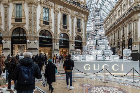 addobbi natalizi boutique gucci|Galleria Vittorio Emanuele II a Milano si vestirà di .